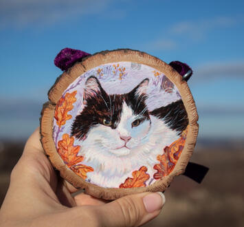 Portrait of a pet cat. Acrylic on wood slice 10x10cm